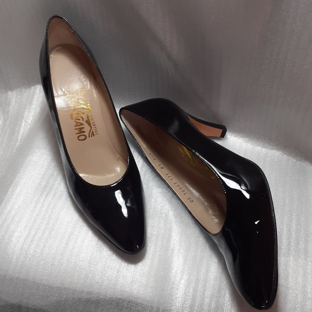 SALVATORE FERRAGAMO Classic PATENT LEATHER PUMPS in Black Glossy Waterproof 8us